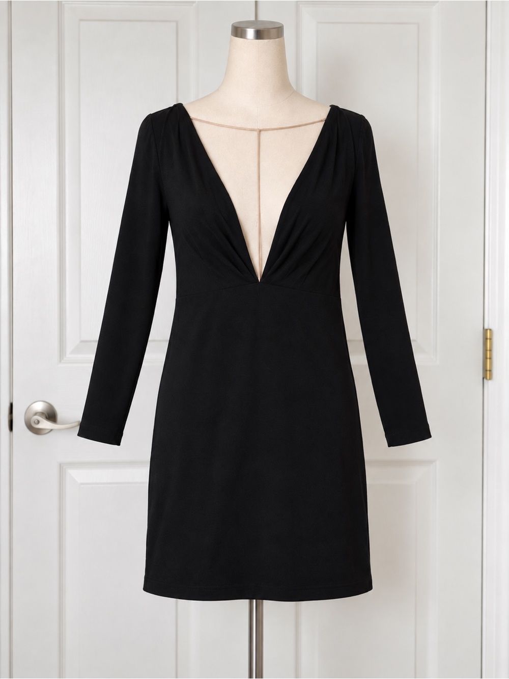 H&M Women’s Black Solid Shift Mini Dress 8 V-Neck Long Sleeve Chain Accent